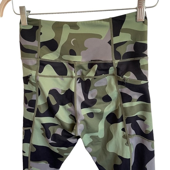 ZYIA Active Green Camo Pocket Light n Tight Hi-Rise Leggings, Size 6-8 - Picture 8 of 9
